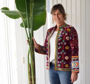 Chaqueta de terciopelo bordada color borgoña para mujer, con diseño floral, estilo bohemio, manga larga, cuello alto, ropa de abrigo para invierno - Product Image 1