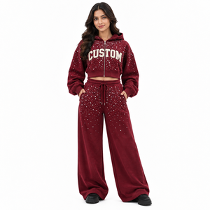 Ensemble de survêtement personnalisé pour femme avec strass, comprenant un sweat à capuche court zippé et un pantalon large en molleton bordeaux, style jogger épais - Product Image 1