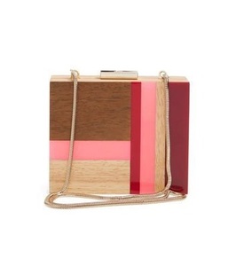 Bolso de Mano Redondo de Madera Ecológico Hecho a Mano con Correa de Cadena Dorada y Esquinas de Latón, Diseño Industrial, Buena Calidad - Product Image 2