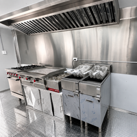 Remorque professionnelle pour la vente de repas chauds avec double essieu et grande fenêtre de service pour hamburgers, frites, pizzas, grillades et services de restauration en extérieur