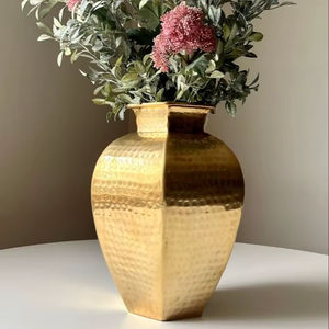 Vase à fleurs en métal tendance, conçu pour les espaces intérieurs contemporains et pour une présentation de fleurs accrocheuse - Product Image 1