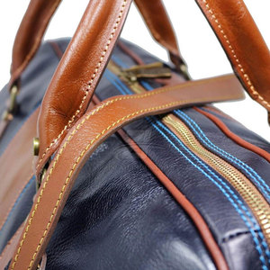 Bolsa de lona de tela resistente con asas reforzadas diseñada para un rendimiento duradero, ideal para viajes y gimnasio. - Product Image 3