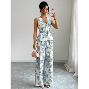 ชุดเซ็ตเสื้อเปปลัมพิมพ์ลายโทอิลสีน้ำเงินสุดหรูสำหรับผู้หญิง พร้อมกางเกงขายาวทรงกว้าง - Product Image 5