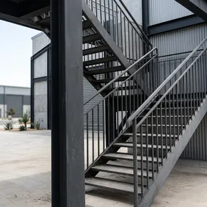 Escalier extérieur industriel en acier avec rampe métallique, design droit, durable, pour usage extérieur, fixation par boulons - Product Image 3