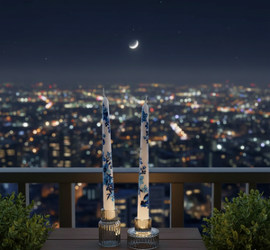 Bougies coniques artisanales bleues et blanches à motifs floraux - Décoration élégante pour la maison pour Noël et la Saint-Valentin (Lot de 2 bougies votives) - Product Image 2