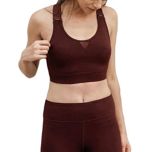 Sujetador deportivo con cuello en V color burdeos para mujer, soporte medio, panel de malla sin costuras, top de yoga y fitness - Product Image 2