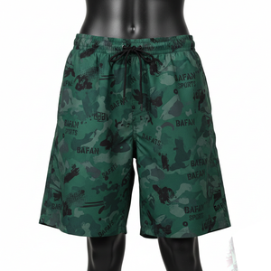 Shorts cortavientos para mujer, tela de nailon premium, estampado de camuflaje verde con logo serigrafiado, shorts personalizados de streetwear para mujer - Product Image 1