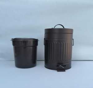 ถังขยะโลหะร่วมสมัยพร้อมดีไซน์ผิวเรียบเนียน - Product Image 1