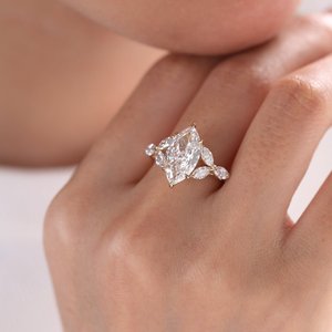 Bague en or jaune massif 14 carats avec diamant de laboratoire taille marquise certifié IGI pour femme, style Art Nouveau de luxe, inspirée de la nature, en grappe - Product Image 1