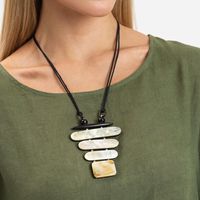 Collier en corne naturelle avec chaîne à maillons, bijoux faits à la main artistiques pour femmes, pour les marques de mode éthiques