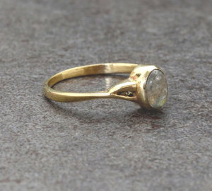 Bague artisanale en laiton plaqué or 18 carats avec labradorite ovale minimaliste sertie clos, style bohème vintage, pierre naturelle pour femme - Product Image 2