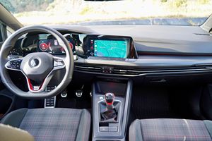 Volkswagen GTI SE 2022 con volante a la izquierda y a la derecha - Product Image 2