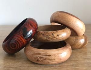 Brazaletes de Madera Clásicos y Elegantes a Prueba de Agua para Mujer con Acabado Liso, Joyería Personalizable para Bodas, Fiestas y Uso Diario - Product Image 4