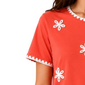 Camiseta de Mujer con Bordado Floral Coral, Ribete en Contraste Blanco, Cuello Redondo, Manga Corta, Estilo Casual, OEM, ODM, Ropa Personalizada - Product Image 3