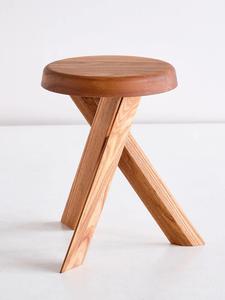 Tabouret trépied en bois massif artisanal, assise organique sculpturale, base en X, moderne et pliable, pour appartement et école - Product Image 3