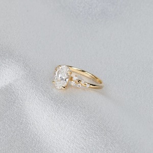 แหวนหมั้นเพชรทรงรี 1 กะรัต ดีไซน์มินิมอล ทองคำขาว 14K รับรองโดย IGI แบบฝังหนามเตย สำหรับผู้หญิง - Product Image 4