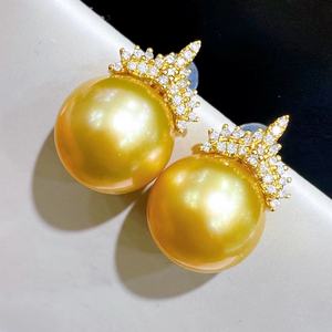 Boucles d'oreilles polyvalentes en or 18 carats avec perles rondes de 12-11 mm, micro-imperfections, aiguilles en or naturel, perles tendance, pour le quotidien, avec boîte cadeau - Product Image 1