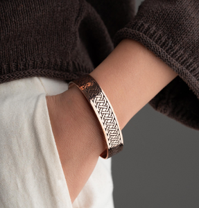 Bracelet manchette en cuivre massif pur, bijou ayurvédique de guérison, motif floral gravé en spirale, bracelet de poignet en métal antique durable, vente en gros - Product Image 4