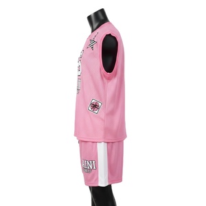 Conjunto de pantalones cortos de baloncesto de malla premium para mujer, transpirable, poliéster 180 GSM, color granate dorado, logotipo con transferencia térmica, conjuntos para mujer - Product Image 3