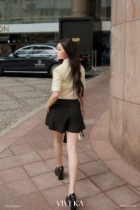 Shorts taille haute noirs pour femme, coupe large, plis asymétriques, ceinture à nouer sur le côté, élégants, pour le bureau, formels, en polyester et élasthanne, Joel - Product Image 5
