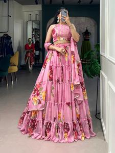 Conjunto de lehenga de tela de gasa con estampado floral de diseñador y detalles de encaje, blusa sin coser y elegante dupatta. - Product Image 1