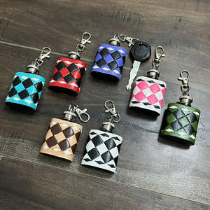 Porte-clés en cuir artisanal à motif damier 2026, mini flasques à clip en cuir coloré pour cadeau promotionnel ou accessoire - Product Image 5