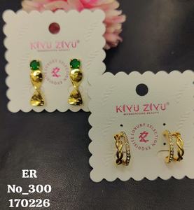 Boucles d'oreilles tendance en acier inoxydable plaqué or pour femmes, serties de zirconiums et au design affirmé - Product Image 2