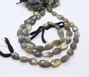 ลูกปัดลาบราโดไรต์ทรงลูกแพร์เจียระไนธรรมชาติ AAA ขนาด 10x14 มม. เจาะรูตรง ร้อยเป็นเส้นยาว 10 นิ้ว - Product Image 1