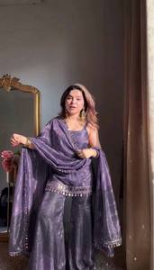 เสื้อท่อนบนผ้าไหมสีชมพูอมน้ำตาลปักลายกระจกเงา พร้อมกางเกงชาราร่าทรงพลัซโซและผ้าคลุมไหล่ - Product Image 3