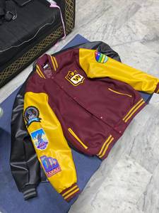 เสื้อแจ็คเก็ตวาร์ซิตี้หนังวินเทจสไตล์คัสตอมสำหรับผู้ชาย  แบบยาวปกติ ติดกระดุมด้านหน้า  ปักลาย  สำหรับฤดูหนาว - Product Image 3