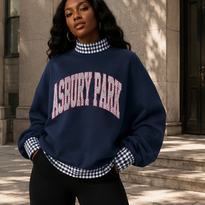 เสื้อสเวตเชิ้ตสีชมพูโอเวอร์ไซส์สำหรับผู้หญิง ลายตัวอักษร Asbury Park Gingham คอกลม แขนยาว ผ้าถักนิตติ้ง คอตตอน สไตล์วาร์ซิตี้ - Product Image 3