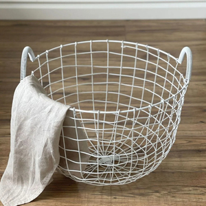 Cesto de Ropa Metálico Dorado con Ruedas, Diseño Geométrico Hueco, Cesto de Almacenamiento de Alambre para Hoteles, Decoración y Organización del Baño del Hogar - Product Image 4