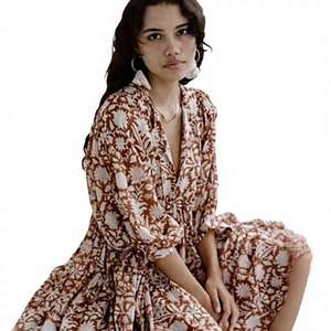 เดรสยาวลายดอกพิมพ์ลายบล็อกด้วยมือ 100% ออร์แกนิค ยี่ห้อ Kyra สีคาราเมล สไตล์โบฮีเมียน ผ้าฝ้าย สำหรับใส่ไปชายหาด ขายส่ง - Product Image 1