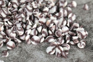 Chocolate Compuesto en Oferta, Venta Directa de Fábrica, OEM/ODM, HALAL, Chispas de Chocolate Blanco y Negro, Cacao 1KG, Buen Precio para Galletas - Product Image 4