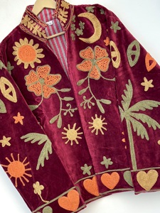 Chaqueta de Invierno Transpirable Bordada a Mano con Terciopelo Suzani, Abrigo Bohemio Color Granate para Playa, Estilo Artesanal Indio, Vintage, Unisex - Product Image 2
