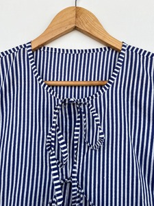 Blusa sin mangas a rayas azul marino estilo bohemio para mujer con lazo frontal, cuello redondo y diseño de peplum holgado acampanado - Product Image 3
