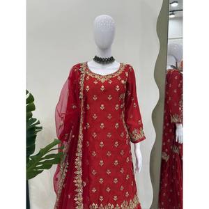 Ensemble haut-bas et dupatta à imprimé floral fait main, en organza brodé avec des travaux de fils et de sequins, pour les occasions de fête - Product Image 5