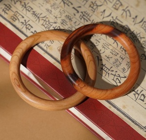 Collection Designer : Bracelets en Bois Élégants et Imperméables pour Femmes, Couleurs Personnalisables, Finition Lisse – Idéaux pour Mariages, Festivals et Tenues Décontractées - Product Image 1