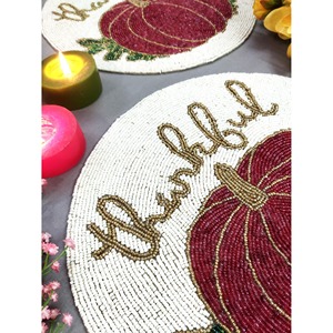 Salvamanteles de Cuentas de Vidrio Redondas Hecho a Mano con Diseño de Calabaza de Acción de Gracias, Decoración de Mesa para Cenas de Cosecha, Diseño Rojo y Blanco - Product Image 3