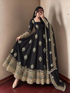 Robe Anarkali noire brodée pour femme, longueur ras du sol, style traditionnel indien pakistanais, coupe ample, en polyester extensible - Product Image 2