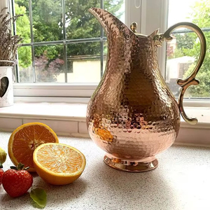 Ensemble de carafes en cuivre pour une présentation culinaire immersive, ensemble de service d'eau en métal avec verres, vaisselle de cuisine durable et réutilisable - Product Image 1