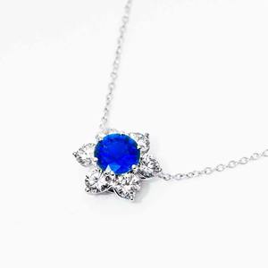 Collier pendentif fleur de luxe en or blanc 14 carats avec saphir bleu et diamant de laboratoire, serti halo pavé, certifié IGI, pour cocktail - Product Image 4