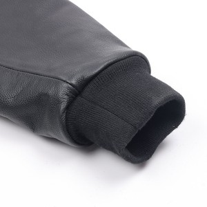 เสื้อแจ็คเก็ตเบสบอลผ้าฟลีซคอตตอนคุณภาพสูงสำหรับผู้ชาย แขนหนังปักลายเชนีล แต่งชายเสื้อแบบริบ หนา น้ำหนักมาก สีดำ สไตล์วาร์ซิตี้ - Product Image 4