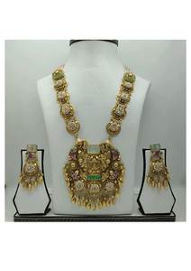 Parure de collier long en argent héritage avec design de temple plaqué or, pierres vertes et roses, et grand pendentif traditionnel avec boucles d'oreilles - Product Image 3