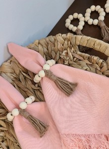 Anillos de Servilleta de Macramé Hechos a Mano: Decoración con Borlas de Cuentas - Product Image 2