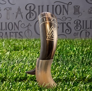 Taza de Cuerno Natural Hecha a Mano con Borde Dorado, Taza Vikinga para Beber con Soporte de Cuerno - Product Image 1