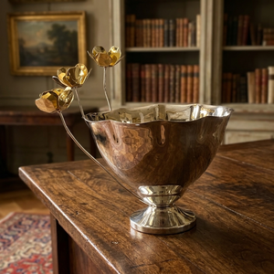 Bol de service élégant en argent avec des accents floraux dorés délicats et un bord festonné pour une mise en scène de table sophistiquée - Product Image 4