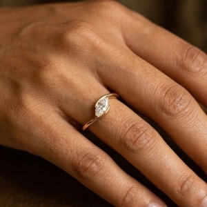 Bague de fiançailles en or 14 carats avec diamant de laboratoire de taille marquise, certifié IGI, clarté VS1, diamant blanc 1 carat, taille personnalisée de luxe - Product Image 6
