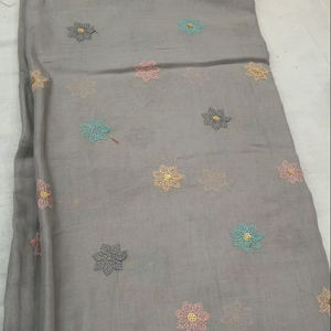 ผ้าฝ้ายแท้คุณภาพพรีเมียม ปักลายด้วยด้ายฝ้ายอย่างประณีต เหมาะสำหรับตัดเย็บชุดเดรสสำหรับผู้หญิง ขายส่งสำหรับผู้ค้าส่งเสื้อผ้า - Product Image 1