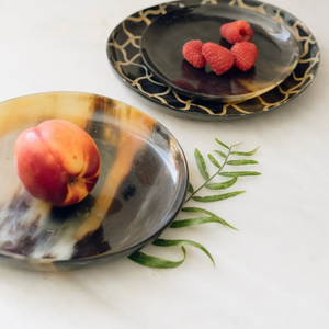 Plat de service classique en corne naturelle – Vaisselle de qualité supérieure pour hôtels – Assiette alimentaire en corne massif - Product Image 1